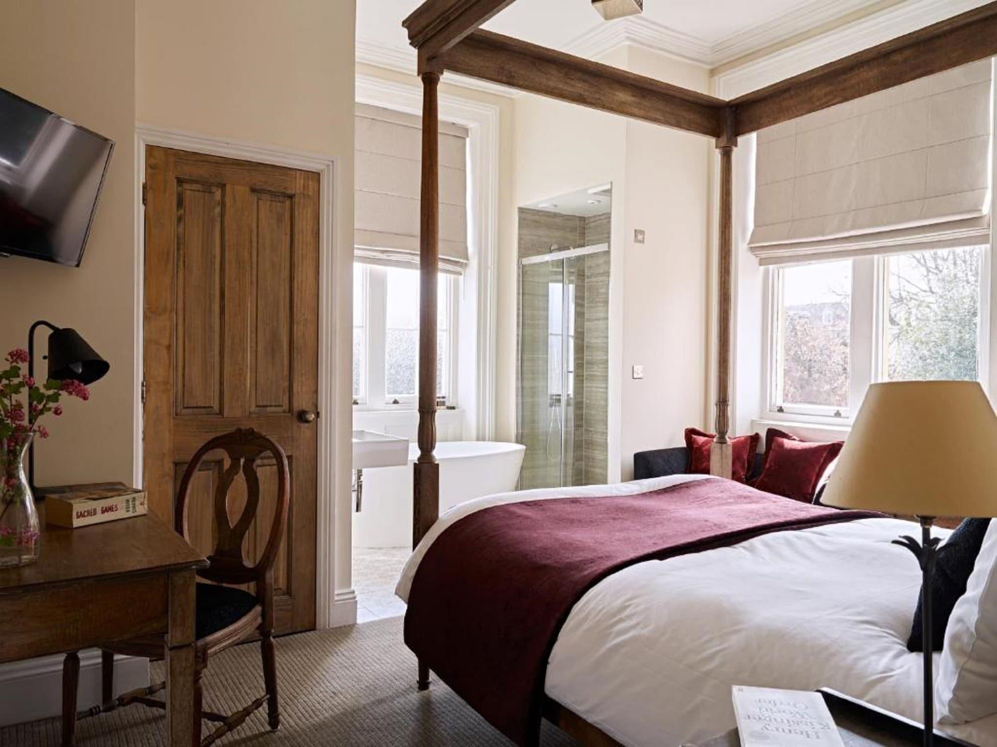 Cotswold Grange Bed & Breakfast Cheltenham Exterior photo A bedroom at The Swan Hotel