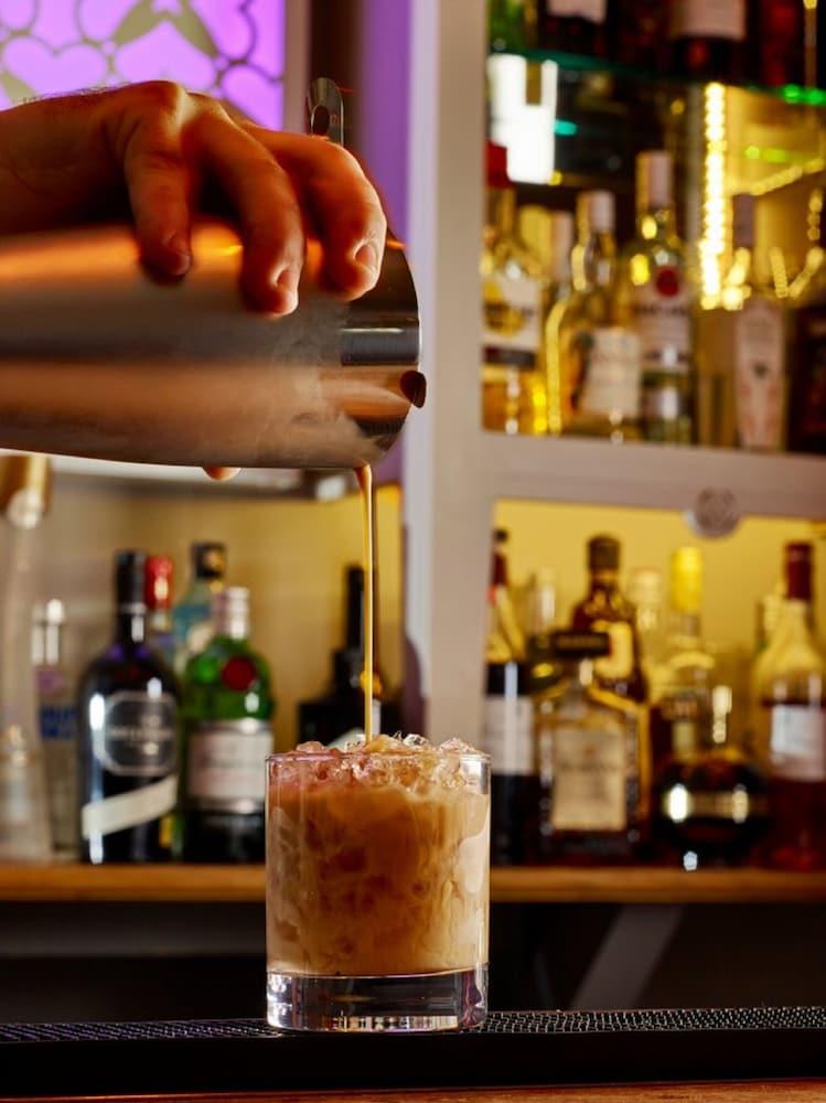 Cotswold Grange Bed & Breakfast Cheltenham Exterior photo A bartender pouring a White Russian