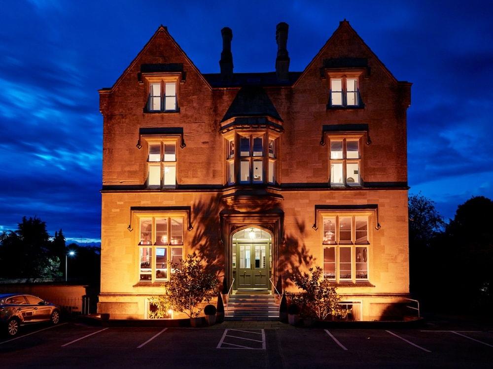 Cotswold Grange Bed & Breakfast Cheltenham Exterior photo The Old Rectory, at night