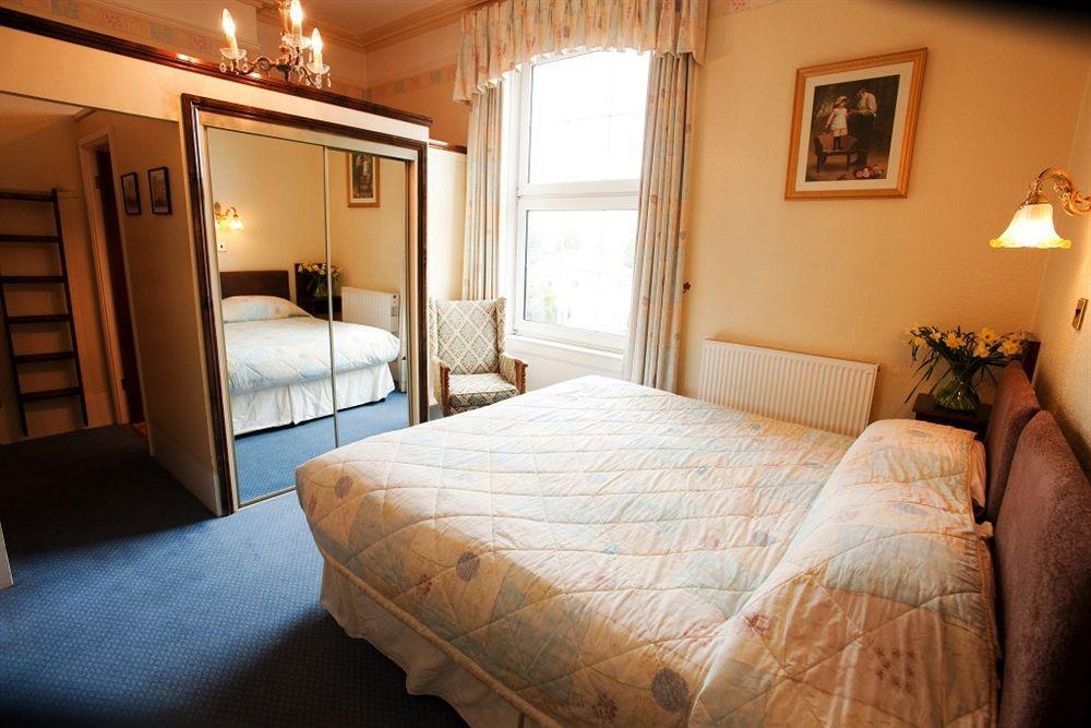 Cotswold Grange Bed & Breakfast Cheltenham Exterior photo A bedroom at the hotel