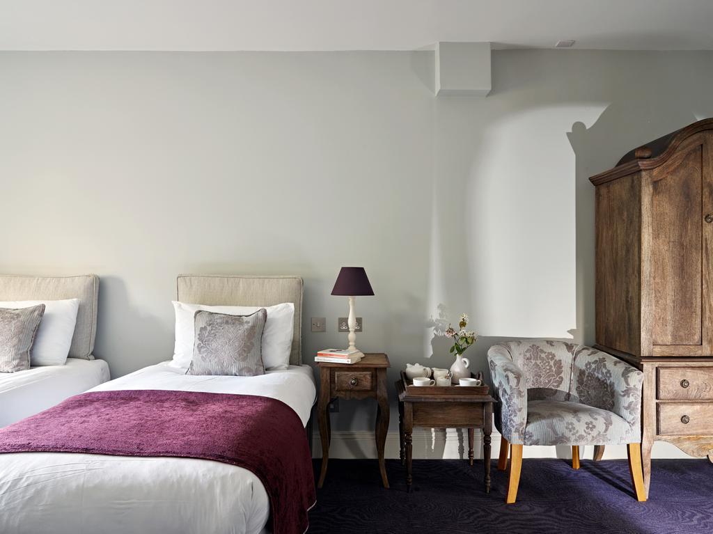 Cotswold Grange Bed & Breakfast Cheltenham Exterior photo A room at the hotel
