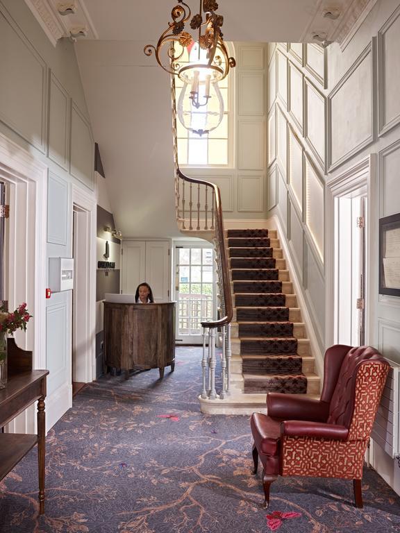 Cotswold Grange Bed & Breakfast Cheltenham Exterior photo The entrance hall