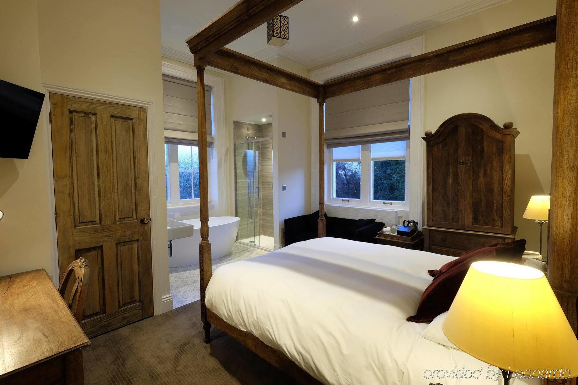 Cotswold Grange Bed & Breakfast Cheltenham Exterior photo A bedroom at the hotel
