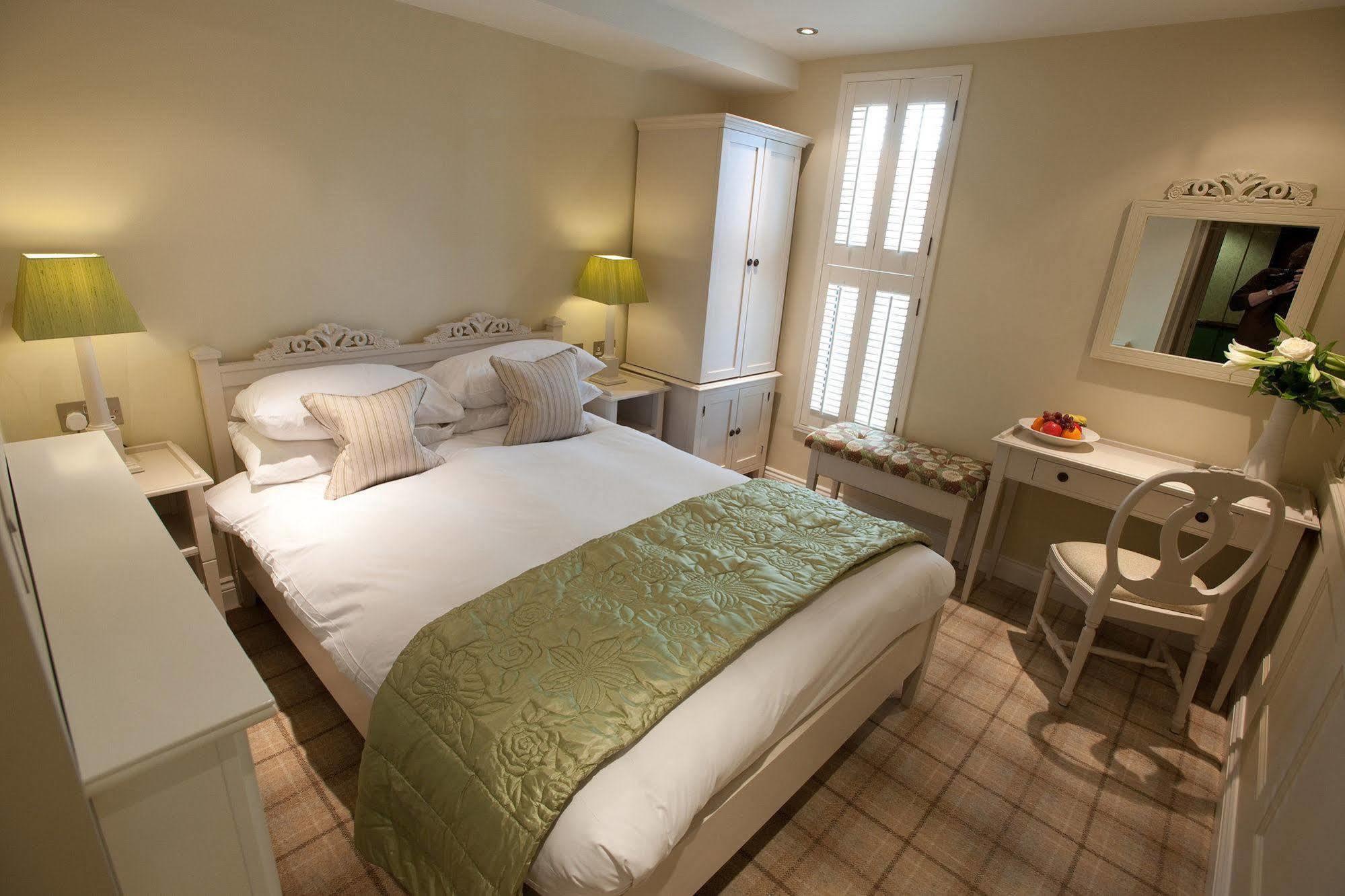 Cotswold Grange Bed & Breakfast Cheltenham Exterior photo A bedroom at The Old Vicarage