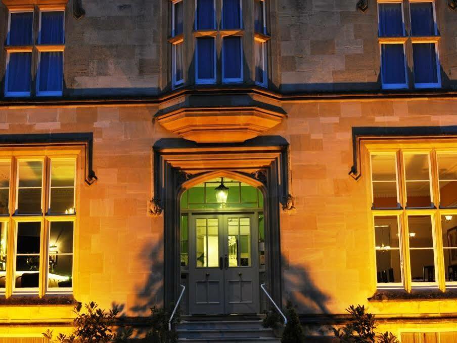 Cotswold Grange Bed & Breakfast Cheltenham Exterior photo The entrance to the main building